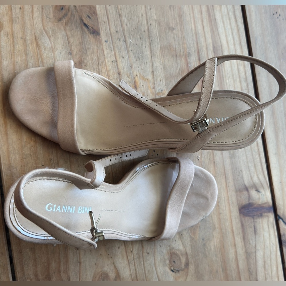 Gianni Bini beige heels
